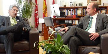 Alberto Rojo comparte con el rector de la UAH los proyectos que ha diseñado para adaptar el entorno urbano del Campus