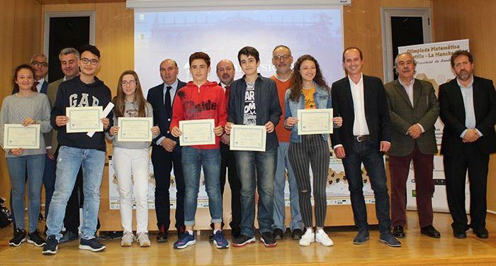 Alberto Rojo felicita a los ganadores de la Olimpiada Matemática celebrada en Guadalajara