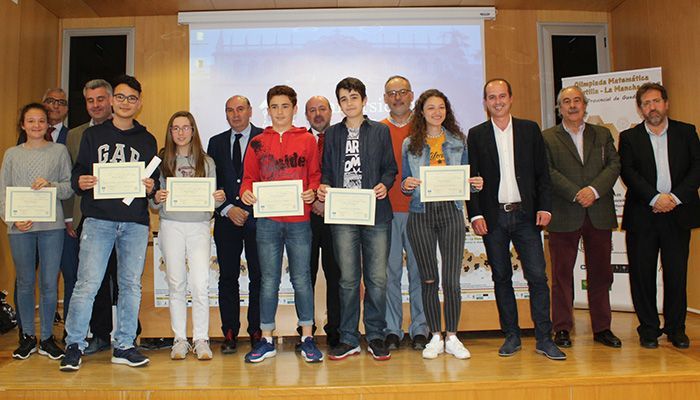 Alberto Rojo felicita a los ganadores de la Olimpiada Matemática celebrada en Guadalajara