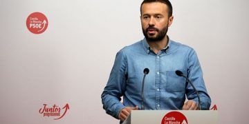 El PSOE se sigue acordando de Cospedal y compara sus promesas con las de Núñez