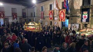 El Vía Crucis interparroquial congrega a feligreses de 26 pueblos en Fuentenovilla