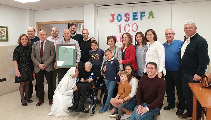 José Manuel Latre felicita en Alovera a Josefa Moratilla por su 100 cumpleaños