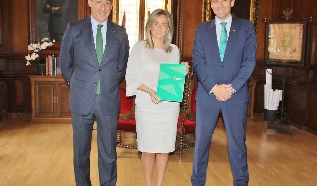La alcaldesa de Toledo recibe la Memoria Anual de Eurocaja Rural La alcaldesa de Toledo recibe la Memoria Anual de Eurocaja Rural