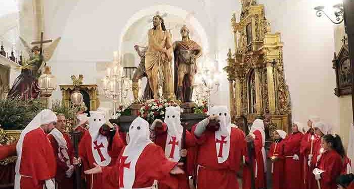 La Colegiata de Pastrana acoge la procesión de Jueves Santo a causa de la lluvia