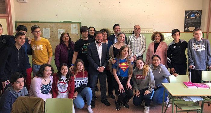 La directora del Instituto de la Mujer de Castilla-La Mancha mantiene un encuentro con el alumnado y profesorado del IESO ‘Mar de Castilla’ de Sacedón