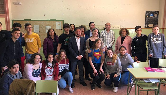 La directora del Instituto de la Mujer de Castilla-La Mancha mantiene un encuentro con el alumnado y profesorado del IESO ‘Mar de Castilla’ de Sacedón