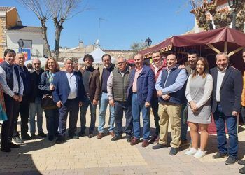 Latre muestra su apoyo al sector cinegético en la feria de la Caza y Medio Rural de Illana