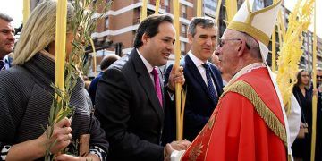 Paco Núñez participa en la procesión del Domingo de Ramos en Guadalajara