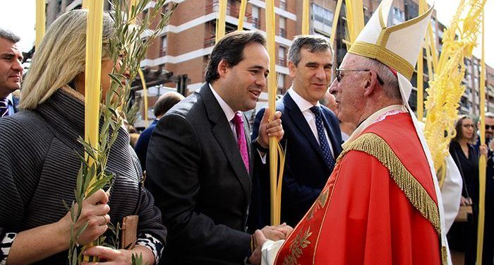 Paco Núñez participa en la procesión del Domingo de Ramos en Guadalajara