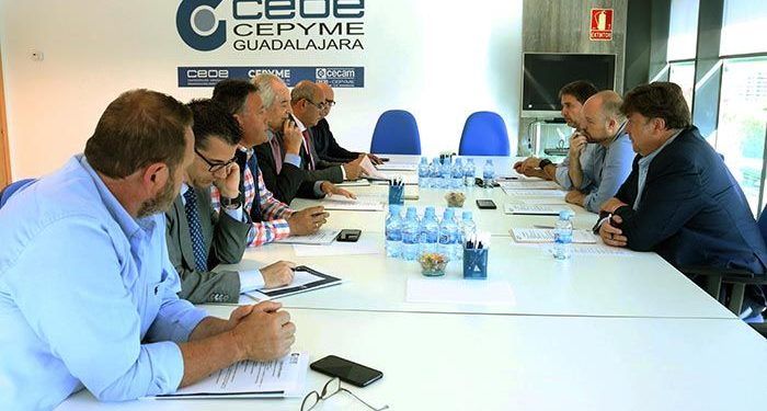 Alejandro Ruiz: “Vamos a trabajar para que el Ayuntamiento, y la Junta de Comunidades no sean un obstáculo para empresarios y autónomos de Guadalajara” Alejandro Ruiz: “Vamos a trabajar para que el Ayuntamiento, y la Junta de Comunidades no sean un obstáculo para empresarios y autónomos de Guadalajara”