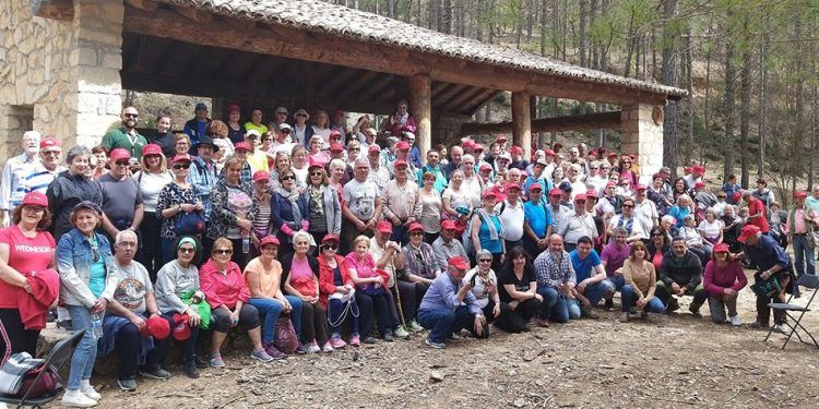 Cerca de 200 mayores participan en una ruta senderista en Poveda de la Sierra dentro de las actividades para potenciar el envejecimiento activo
