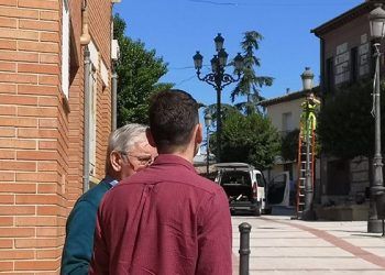 Comienza la instalación de un sistema de iluminación ornamental para la Iglesia de Cabanillas