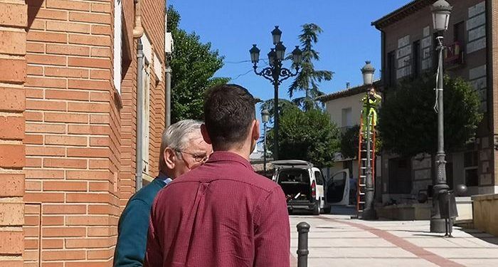 Comienza la instalación de un sistema de iluminación ornamental para la Iglesia de Cabanillas