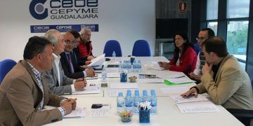 El candidato de VOX a la Alcaldía, Antonio de Miguel recoge las demandas de los empresarios de Guadalajara tras reunirse con el Comité de Dirección de CEOE-CEYPE Guadalajara