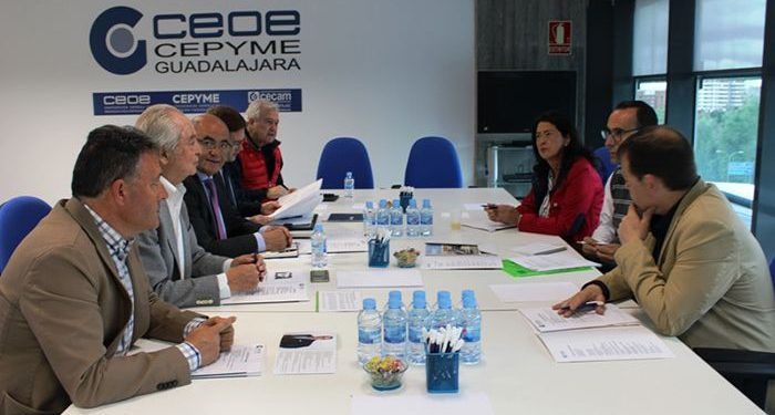 El candidato de VOX a la Alcaldía, Antonio de Miguel recoge las demandas de los empresarios de Guadalajara tras reunirse con el Comité de Dirección de CEOE-CEYPE Guadalajara El candidato de VOX a la Alcaldía, Antonio de Miguel recoge las demandas de los empresarios de Guadalajara tras reunirse con el Comité de Dirección de CEOE-CEYPE Guadalajara