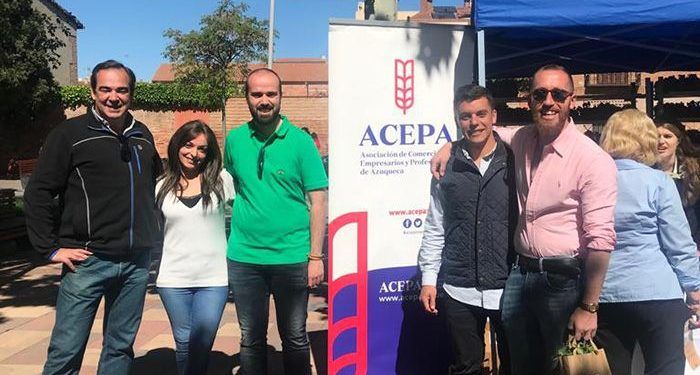 El candidato de VOX a la Alcaldía de Azuqueca de Henares, Javier Ortega, muestra su apoyo al comercio azudense