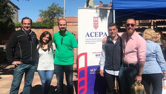 El candidato de VOX a la Alcaldía de Azuqueca de Henares, Javier Ortega, muestra su apoyo al comercio azudense