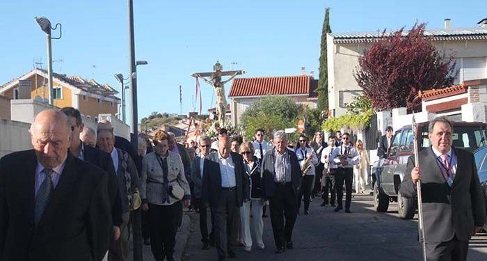 El Cristo de la Expiración procesiona en Cabanillas entre el calor de sus fieles