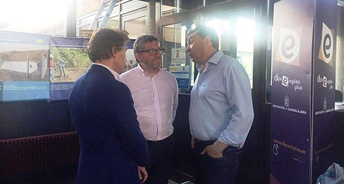 El diputado de Bienestar Social, Juan Pedro Sánchez, acompaña a las participantes en un taller de Impulsa Mujer