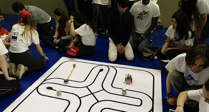 La Escuela de Industriales de Ciudad Real celebra sus clásicas competiciones de robots y de coches y estrena una de visión por computador