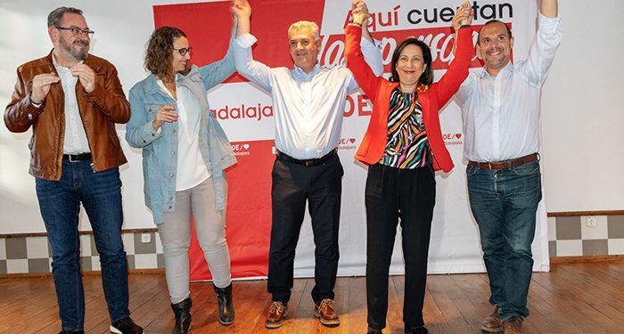 La ministra de Defensa arropa a José Luis Vega y su equipo en la presentación de la candidatura socialista para Mondéjar