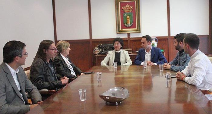 La ministra de Educación en funciones, Isabel Celaá, visita al Ayuntamiento de Cabanillas del Campo