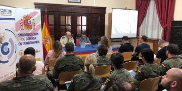 La patronal alcarreña informa a los militares de las opciones que tienen de futuro cuando pasan a la vida civil