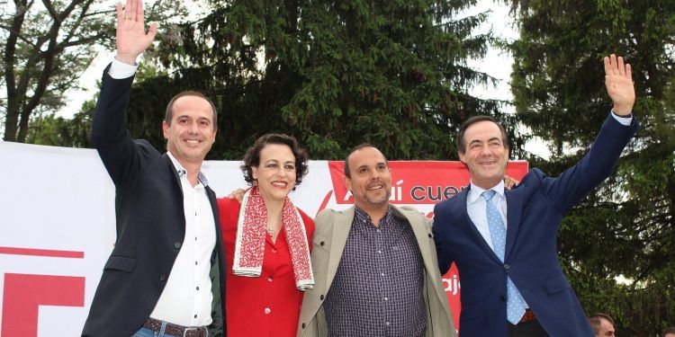Magdalena Valerio y José Bono arropan a Alberto Rojo en el primer gran mitin del PSOE en Guadalajara