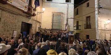 Pastrana recibe el mes de las flores con las jotas, dulzainas y armonía vecinal de las Cruces de Mayo