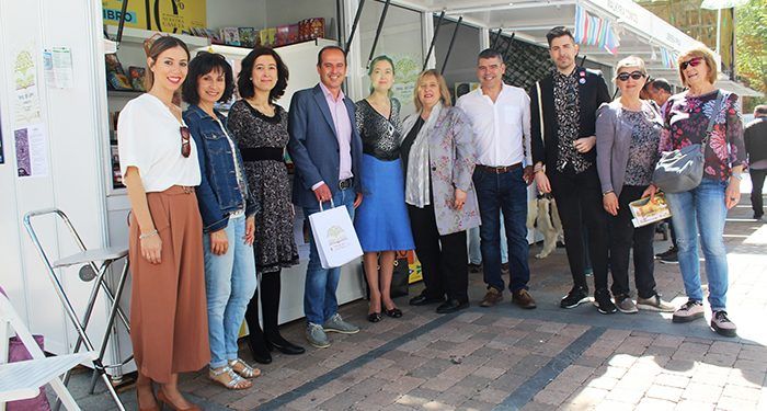 Rojo se compromete a contar con las asociaciones “todo el año” y a trasladar la Feria del Libro al parque de La Concordia