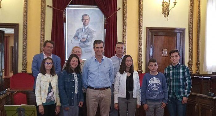 Román entrega los premios del primer concurso literario organizado por La Camada