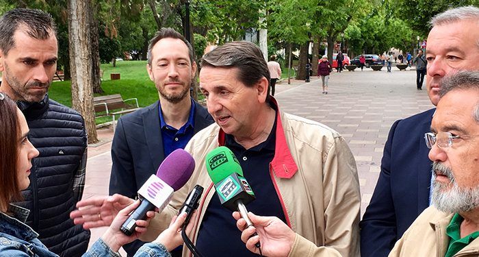 Román creará una nueva piscina cubierta de 50 metros (de competición), una pista de tenis cubierta y una cubierta en la grada de los nuevos campos de fútbol de la Fuente de la Niña Román creará una nueva piscina cubierta de 50 metros (de competición), una pista de tenis cubierta y una cubierta en la grada de los nuevos campos de fútbol de la Fuente de la Niña