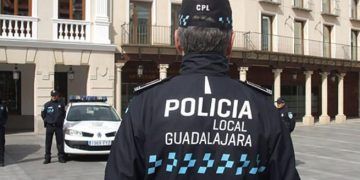 Un vecino de Guadalajara logra retener a un ladrón dentro del coche que estaba robando