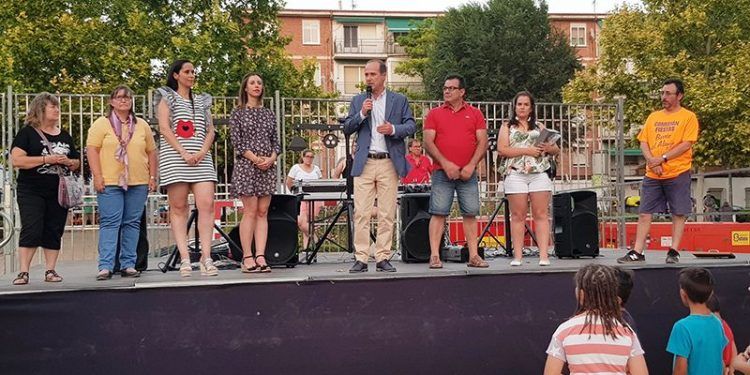 Alberto Rojo pregona las fiestas de El Alamín y destaca la importancia que tienen los barrios para reforzar el sentimiento de pertenencia y la convivencia Alberto Rojo pregona las fiestas de El Alamín y destaca la importancia que tienen los barrios para reforzar el sentimiento de pertenencia y la convivencia