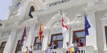 Vox Guadalajara se queja por la “imposición ideológica” de la colocación de la bandera LGTBI en el balcón del Ayuntamiento de Guadalajara