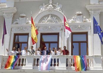 El balcón del Ayuntamiento de Guadalajara luce por primera vez la bandera arcoíris, en defensa de los derechos del colectivo LGTBI