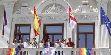 El balcón del Ayuntamiento de Guadalajara luce por primera vez la bandera arcoíris, en defensa de los derechos del colectivo LGTBI