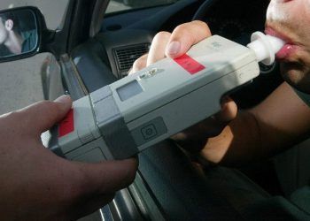 Conducía pasado de copas y agrediéndose al mismo tiempo con su pareja por el centro de Guadalajara: acabaron los dos detenidos