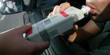 Conducía pasado de copas y agrediéndose al mismo tiempo con su pareja por el centro de Guadalajara: acabaron los dos detenidos