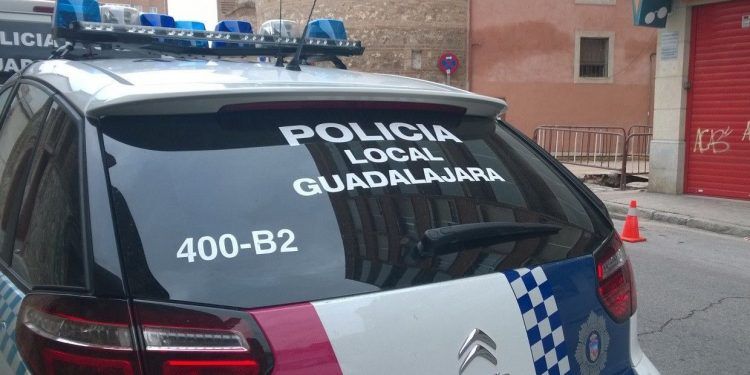Denunciado el dueño de un vehículo que convirtió en una discoteca en plena calle Toledo de Guadalajara