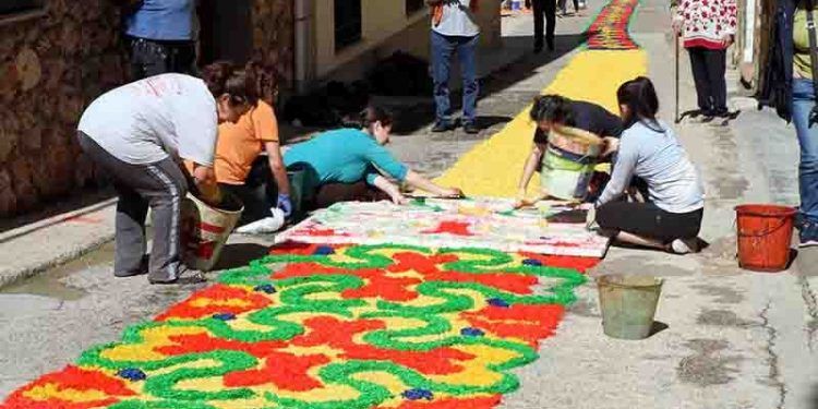 Este domingo, Almonacid de Zorita tapizará de colorido sus calles con las alfombras del Corpus