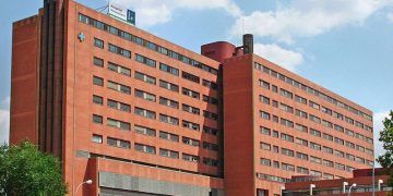 Ingresada por un posible desequilibrio mental una mujer en Guadalajara tras agredir a un camarero y a una Policía Local