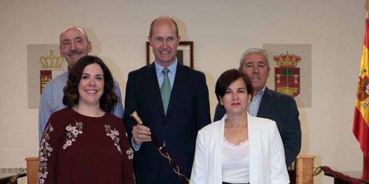 Javier del Río toma posesión como alcalde de Pareja por sexta vez consecutiva