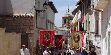 Los altares y alfombras del Corpus embellecieron las calles de Almonacid de Zorita