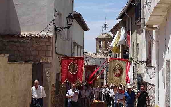 Los altares y alfombras del Corpus embellecieron las calles de Almonacid de Zorita