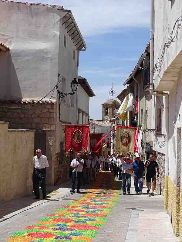 Los altares y alfombras del Corpus embellecieron las calles de Almonacid de Zorita