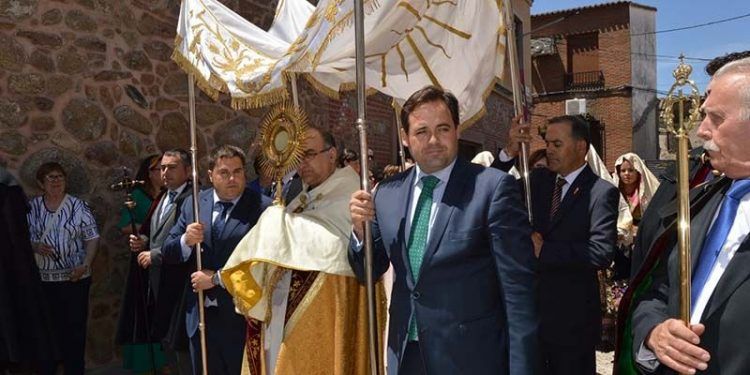 Núñez reitera su apuesta firme por hacer política en Castilla-La Mancha desde las bases y el municipalismo con el vecino a vecino como herramienta principal Núñez reitera su apuesta firme por hacer política en Castilla-La Mancha desde las bases y el municipalismo con el vecino a vecino como herramienta principal
