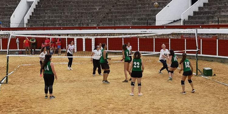 La plaza de toros de Brihuega, capital del vóley playa alcarreño por un día