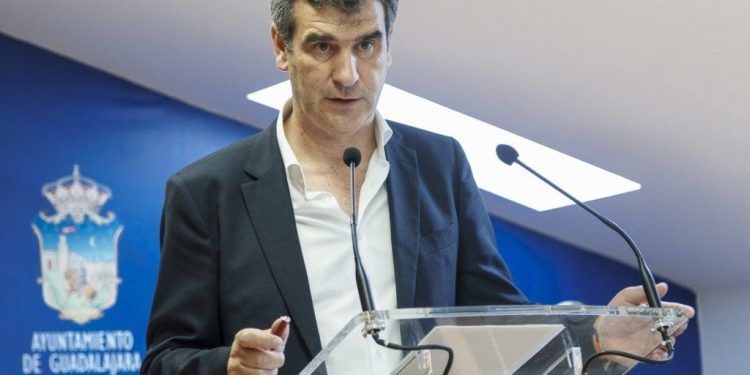Román acepta el órdago de Cs para ser alcalde y aceptaría renunciar al Senado