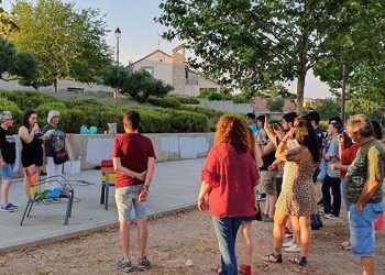 Cabanillas cierra los actos del “Orgullo Provincial”, pintando seis bancos con los colores LGTBI